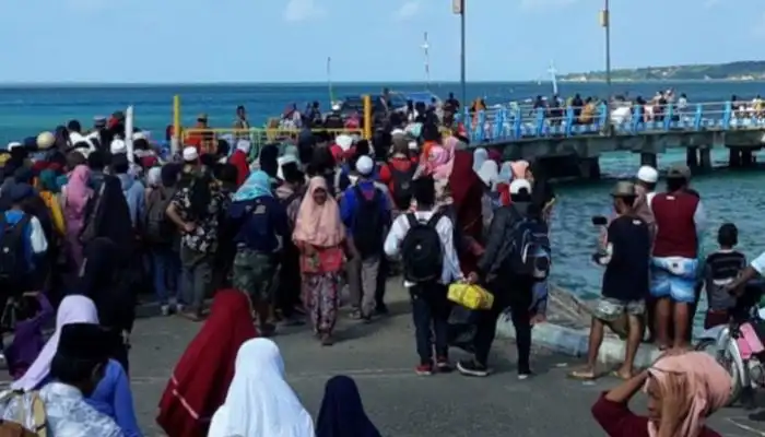 Aktivitas penumpang di Pelabuhan Pulau/Kecamatan Raas, Kabupaten Sumenep pada arus mudik Lebaran 2023.