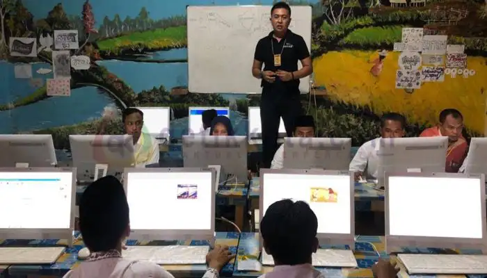 Kasubsi Pelayanan Tahanan Rutan Kelas IIB Sumenep, Teguh Dony memantau pelaksanaan UPK Paket C di ruang belajar Ki Hajar Dewantara.