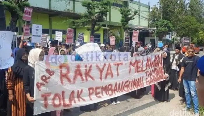 Ratusan aktivis ARB dan warga  Desa Gersik Putih, Kecamatan Gapura berunjuk rasa di depan Kantor BPN Sumenep.