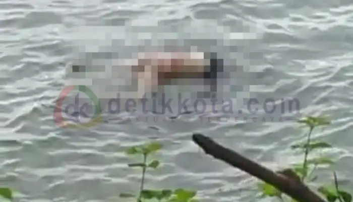 Mayat laki-laki saat ditemukan nelayan di perairan Pulau Gili Iyang, Desa Bancamara, Kecamatan Dungkek, Kabupaten Sumenep.
