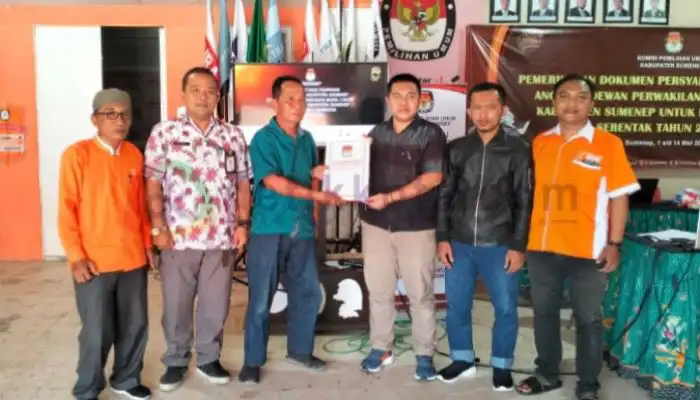 Pengurus Partai Buruh Sumenep menyerahkan berkas pendaftaran Bacaleg kepada Komisioner KPU setempat.
