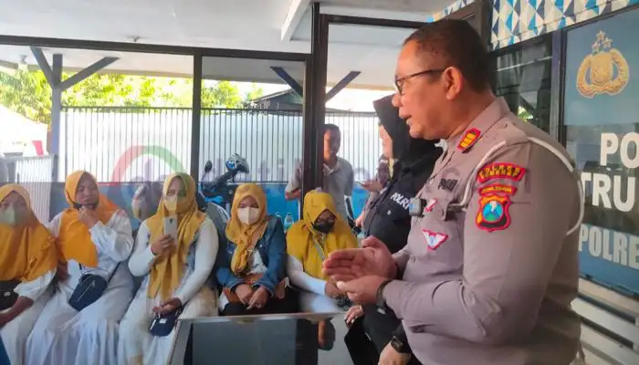 Kasat Lantas, AKP Alimuddin Nasution didampingi Kasubag Humas Polres Sumenep, AKP Widiarti memberikan pengarahan pada emak-emak yang naik motor tanpa helm dan selfie di jalan raya.