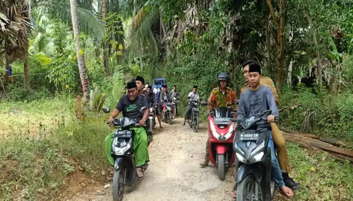 Petugas dari Dinas PUTR Kabupaten Sumenep dibonceng aktivis GPS-Desa saat mengecek jalan rusak.