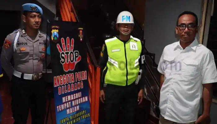 Wakapolres Sumenep, Kompol Soekris Trihartono memimpin operasi dan pemasangan banner larangan di salah satu cafe di Sumenep.