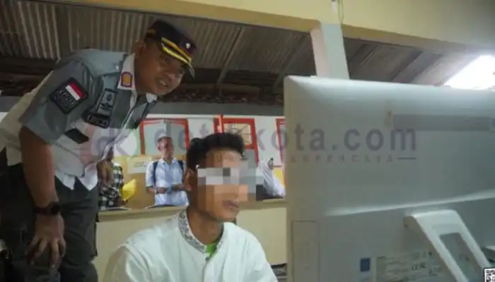 Kepala Rutan Kelas IIB Sumenep, Ridwan Susilo meninjau pelaksaan ujian Paket C di Aula Ki Hajar Dewantara, Rutan setempat.