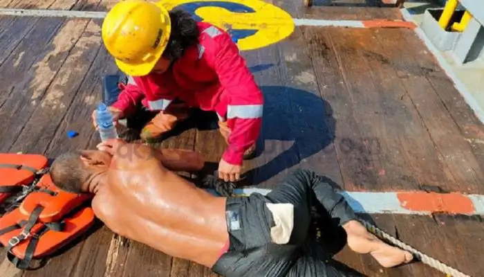 Nahkoda KM Jaya Makmur, Dhofir sesaat setelah diselamatkan tim Offshore HCML ke atas Kapal AHT Logindo.