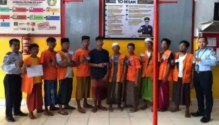 Belasan WBP Rutan Kelas IIB Sumenep usai menerima KTP elektronik dari petugas.