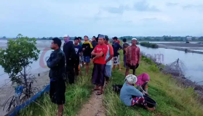 Sejumlah warga Dusun Tapakerbau, Desa Gersik Putih, Kecamatan Gapura berjaga di kawasan pantai yang akan dibangun tambak garam.