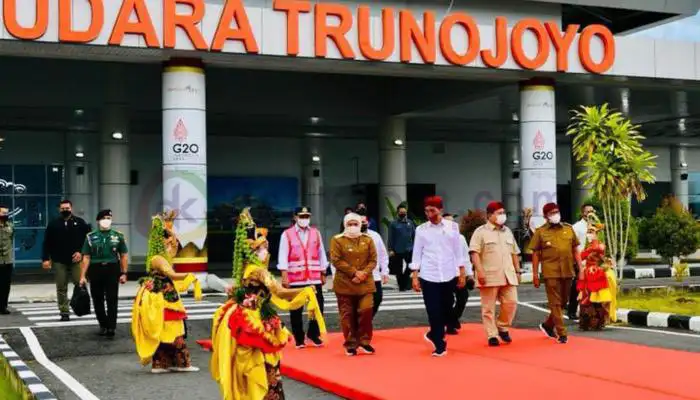 Presiden RI, Joko Widodo didampingi Menhan Probowo Subianto, Menhub Budi Karya Sumadi, Gubenur Jatim Khofifah Indar Parawansa dan Bupati Sumenep Achmad Fauzi saat peresmian Bandara Trunojoyo beberapa waktu lalu.