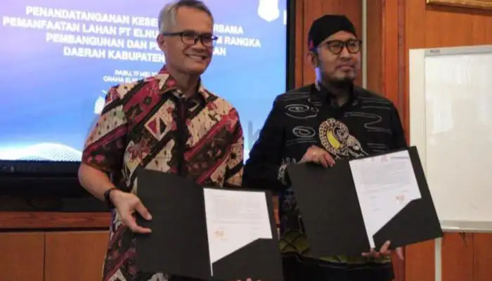 Bupati Sumenep, Achmad Fauzi dan Direktur Elnusa, John Hisar Simamora usai penandatanganan MoU Pemanfaatan Lahan di Desa Sukajeruk, Kecamatan Masalembu.