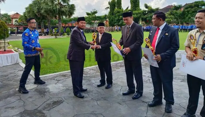 Bupati Sumenep, Achmad Fauzi menyerahkan piala dan piagam kepada para juara WarGame Paintball.