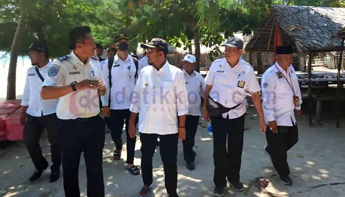 Bupati Sumenep, Achmad Fauzi didampingi sejumlah pimpinan OPD mengunjungi wisata Pulau Gili Labak, Desa Kombang, Kecamatan Talango.