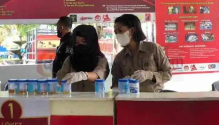 Petugas Rutan dan BNNK Sumenep mengumpulkan sampel urine WBP.