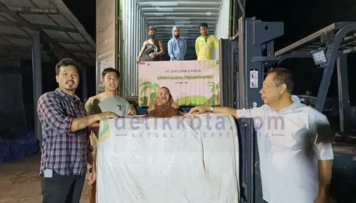 Kepala Dinas Koperasi, Usaha Kecil Menengah Perindustrian dan Perdagangan (Diskop UKM Perindag) Kabupaten Sumenep, Chainurrasyid melepas ekspor coco feat di PT. Coco Jaya Sentosa yang beralamat di Desa Lombang, Kecamatan Batang-Batang.