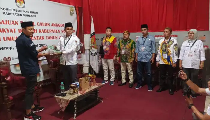 Ketua DPD Partai Nasdem Sumenep, Moh. Hosni secara simbolis menyerahkan berkas pendaftaran Bacaleg kepada Ketua KPU setempat, Rahbini disaksikan oleh jajaran komisioner.