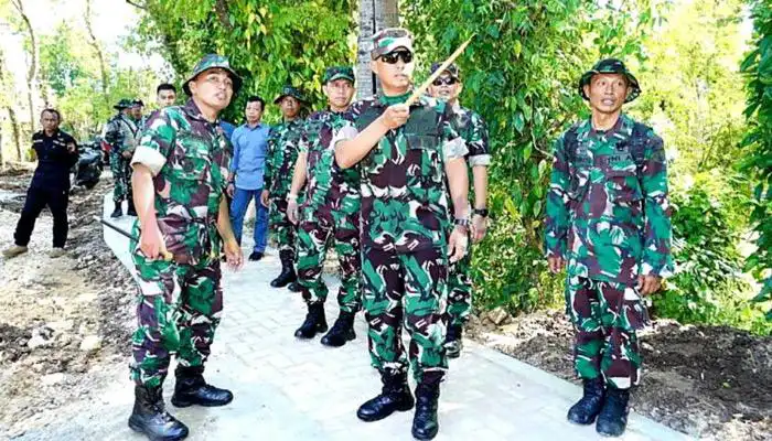 Danrem 084/Bhaskara Jaya, Brigjen TNI Terry Tresna Purnama didampingi Dandim 0827/Sumenep, Letkol Czi Donny Pramudya Mahardi meninjau pengerjalan paving stone jalan di Desa Tanjung, Kecamatan Saronggi.
