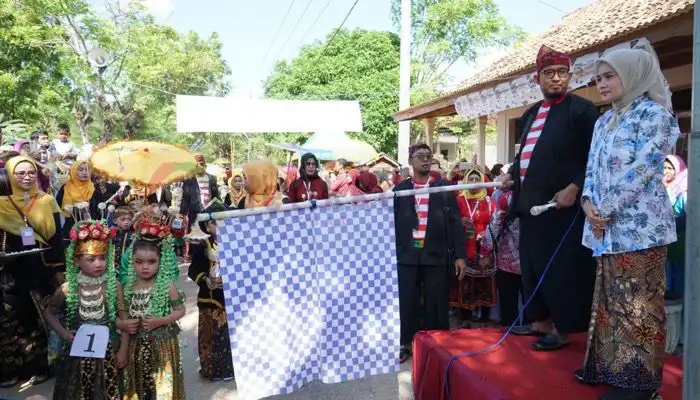 Bupati Sumenep, Achmad Fauzi didampingi Bunda PAUD, Nia Kurnia melepas peserta Festival Tan-Pangantanan Dhe' Nondbe' Ni' Nang.