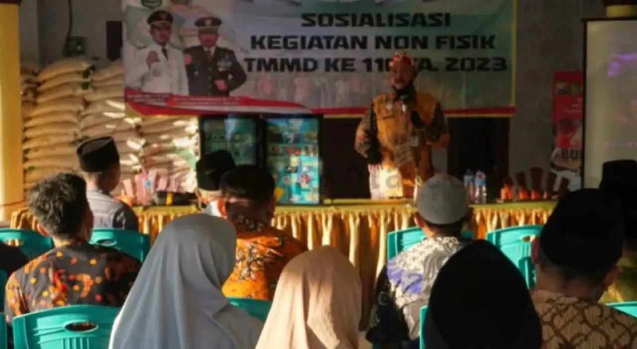 Staf Dinkop UKM dan Perindag Kabupaten Sumenep pada acara sosialisasi UMKM di lokasi TMMD ke-116, Desa Tanjung, Kecamatan Saronggi.