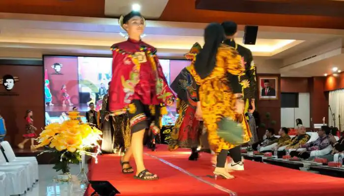 Penampilan sejumlah model memperagakan busana batik dalam Festival Batik di UNIBA Madura.