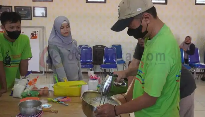 WBP Rutan Kelas IIB Sumenep sedang praktik membuat kue dan roti.