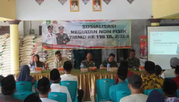 Sosialisasi pencegahan stunting oleh Satgas TMMD dan Dinkes P2KB Sumenep di Balai Desa Tanjung, Kecamatan Saronggi.