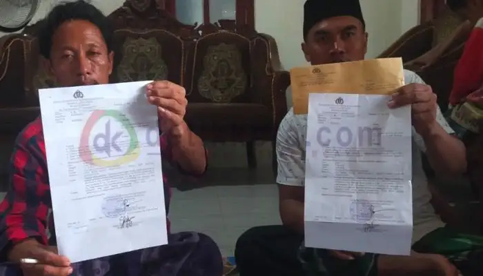 2 dari 4 warga Desa Gersik Putih, Kecamatan Gapura yang dilaporkan investor menunjukkan surat panggilan dari Polres Sumenep.