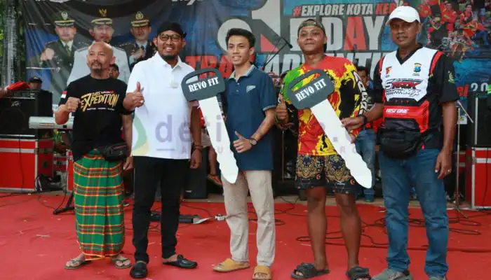 Bupati Sumenep, Achmad Fauzi didampingi Ketua Panitia, Agustiono Sulasno menyerahkan replika kunci motor hadiah utama One Day Adventure Trail Sumekar 2023 kepada 2 pemanang asal Bondowosa dan Sumenep.