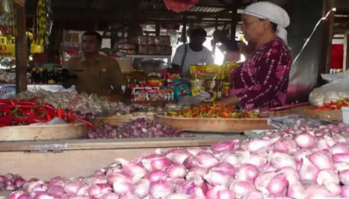 Petugas Diskop UKM dan Perindag Kabupaten Sumenep melakukan pemantauan harga sembako di Pasar Anom Baru.