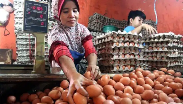 Salah seorang pedagang telur di Pasar Anom Baru Sumenep.
