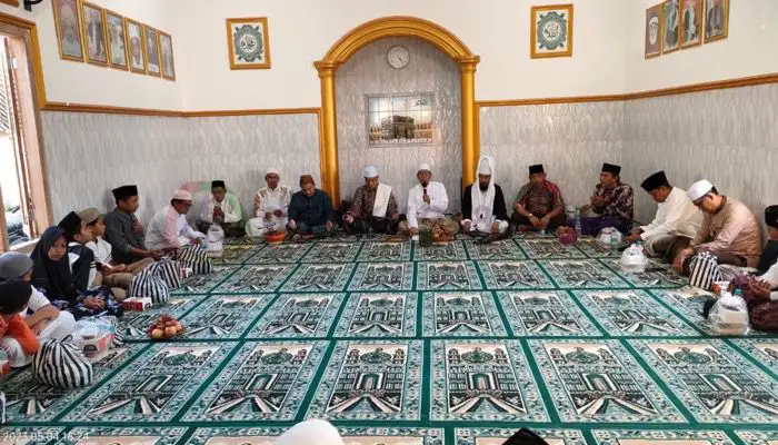 Kamarullah beserta keluarga dan tamu undangan pada acara Harlah ke-5 dan Haul Akbar Achmad Madani Putra.