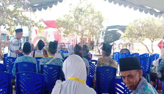Beberapa jemaah calon haji (CJH) Kabupaten Sumenep datang lebih awal di GOR A. Yani setempat.
