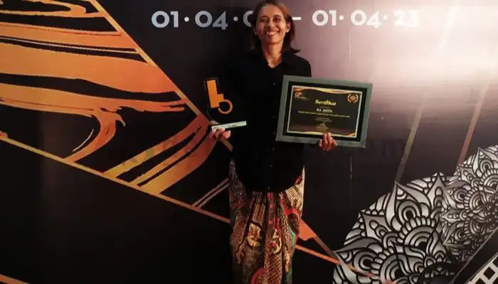 Mpu Keris Perempuan asal Kabupaten Sumenep, Ika Arista saat menerima Jatim Inspiring Women Award di Surabaya.
