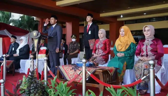 Bupati Sumenep, Achmad Fauzi bertindak sebagai Inspektur Upacara Peringatan Hari Kebangkitan Nasional Ke-115 di halaman Kantor Bupati setempat.