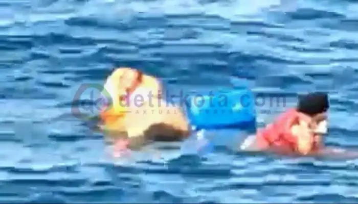 ABK KM Jaya Makmur bertahan dengan pelampung sesaat setelah kapalnya tenggelam di perairan Gili Raja, Kecamatssn Gili Genting, Kabupaten Sumenep.