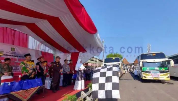 Wakil Bupati Sumenep, Hj. Dewi Khalifah melepas keberangkatan calon jemaah haji di GOR A. Yani Panglegur.