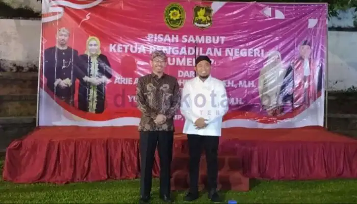 Ketua PN Sumenep lama, Arie Andika Adikresna foto bersama Bupati Sumenep, Achmad Fauzi  pada acara Pisah Sambut Ketua PN Sumenep.