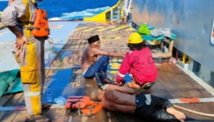 Tim HCML menyelamatkan Nahkoda KM Jaya Makmur, Dofir (60) dan ABK Abdussalam (50) di atas Kapal AHT Logindo.