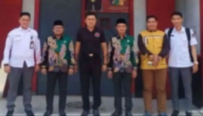 Dua Komisioner KPU Sumenep (berbatik) foto bersama Kasubsi Pelayanan Tahanan, Teguh Doni (kaos hitam) di Rutan Kelas IIB Sumenep.