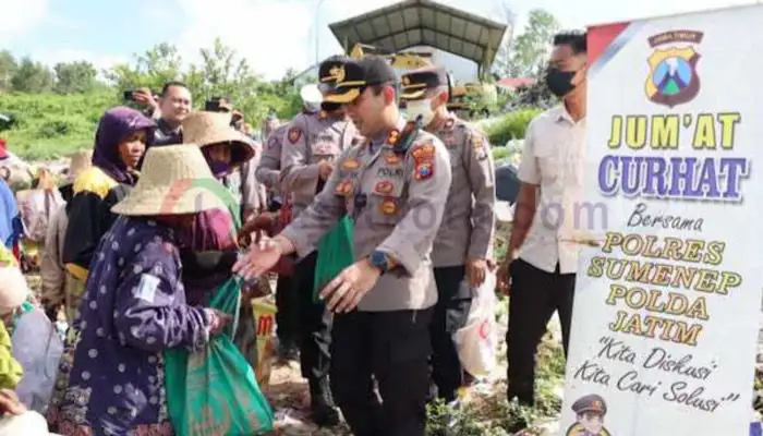 Kapolres Sumenep, AKBP Edo Satya Kentriko memberikan bingkisan kepada para pemulung di TPA Desa Torbang, Kecamatan Batuan.