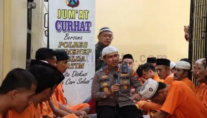 Kapolres Sumenep, AKBP Edo Satya Kentriko memberikan pembinaan pada para tahanan usah salat jumat bersama.