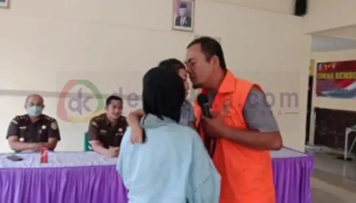 Pelaku kasus KDRT, inisial AIF (suami) berdamai dengan korban SC (istri) melalui proses Restorative Justice di Rumah RJ Pabian disaksikan jaksa Kejari Sumenep.