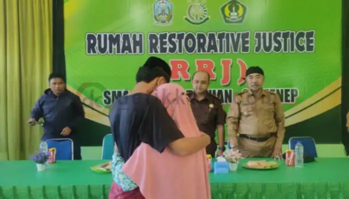 Pelaksanaan Restorative Justice kasus sabu yang melibatkan siswa SMP berinisial MA (pakai kopyah) di Rumah RJ SMA Negeri 1 Batuan.