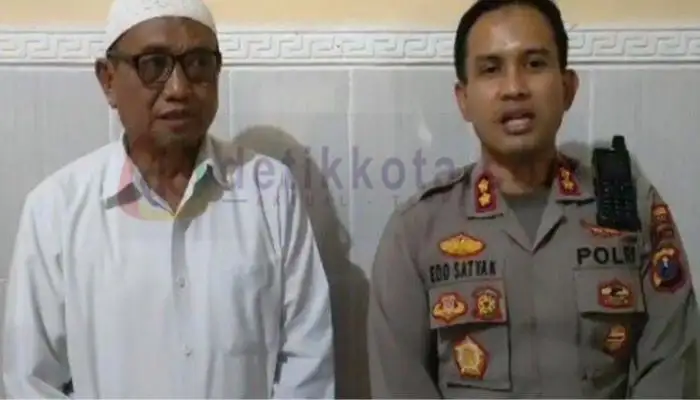 Ketua PCNU Sumenep, KH. A. Pandji Taufik saat menerima kunjungan Kapolres Sumenep, AKBP Edo Satya Kentriko di kediamannya, Desa/Kecamatan Guluk-Guluk.