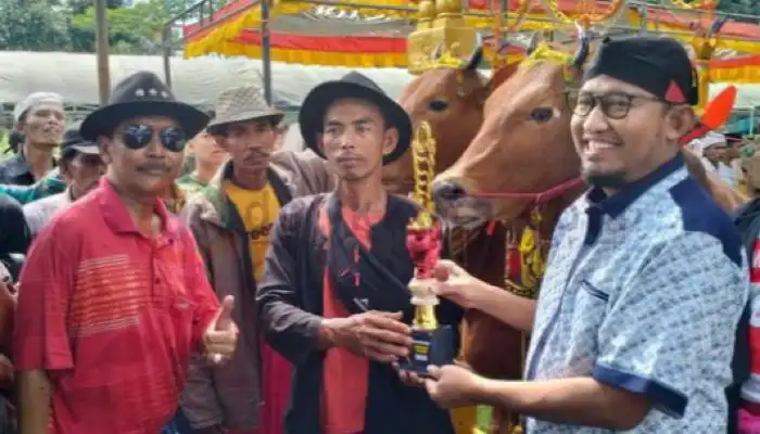 Bupati Sumenep, Achmad Fauzi menyerahkan piala kepada pemenang Kontes Sape Sonok.