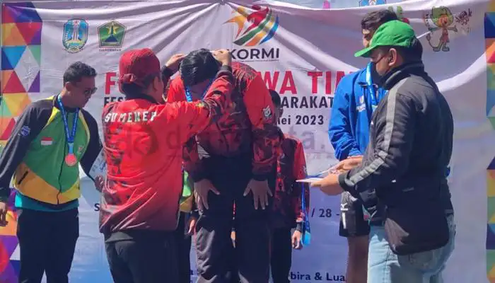 Salah seorang atlet KORMI Kabupaten Sumenep menerima medali pada FORDA I Jatim tahun 2023.