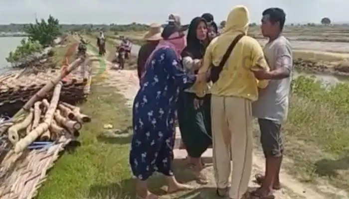 Warga Dusun Tapakerbau, Desa Gersik Putih, Kecamatan Gapura, Kabupaten Sumenep mengusir paksa pekerja tambak garam di kawasan laut.