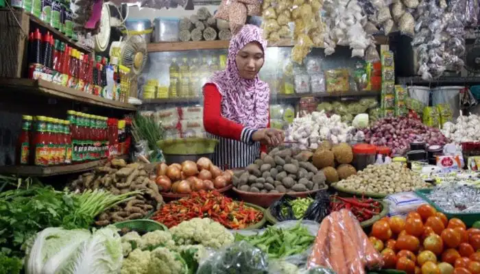 Salah seorang pedagang sembako di Pasar Anom Baru Sumenep.