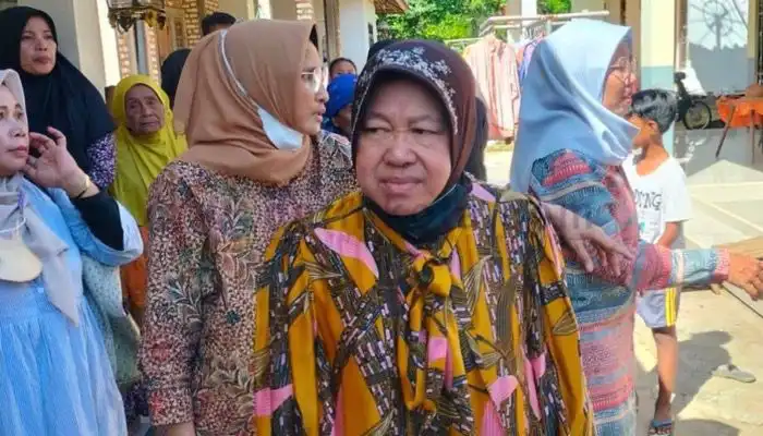 Menteri Sosial RI, Tri Rismaharini mendatangi rumah Muhammad Jamal Kurniawan, penderita Cerebral Palsy Spastic Quadriplegia, di Desa Kalianget Barat, Kecamatan Kalianget, Kabupaten Sumenep.