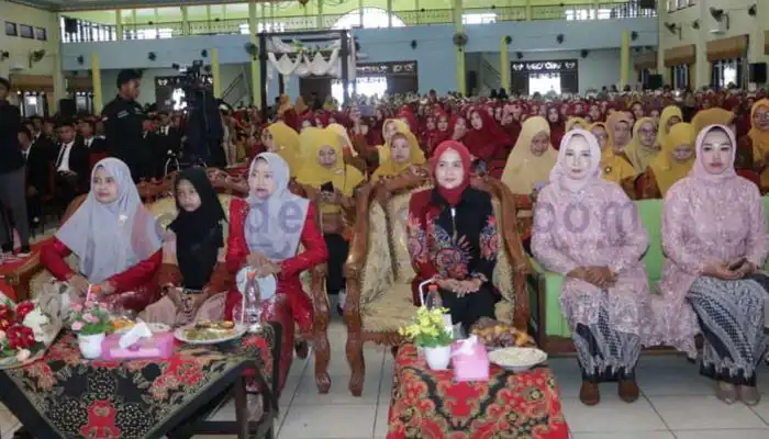 Ketua TP PKK Kabupaten Sumenep, Nia Kurnia Fauzi saat menghadiri Tasyakuran Purna Studi dan Prodistik Best Graduation MAN 1 Sumenep di Gedung Adi Poday.