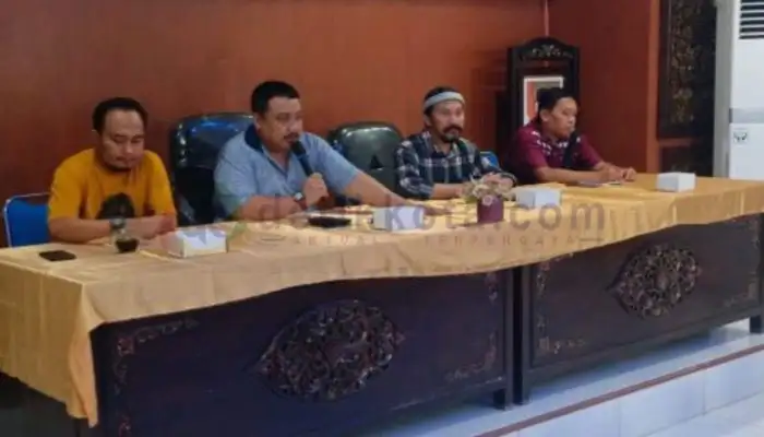 Kepala Dinas Sosial Pemberdayaan Perempuan dan Perlindungan Anak (Dinsos P3A) Kabupaten Sumenep, Achmad Dzulkarnain (pegang mic) memimpin rapat koordinasi sinkronisasi data di Aula Dinsos setempat.